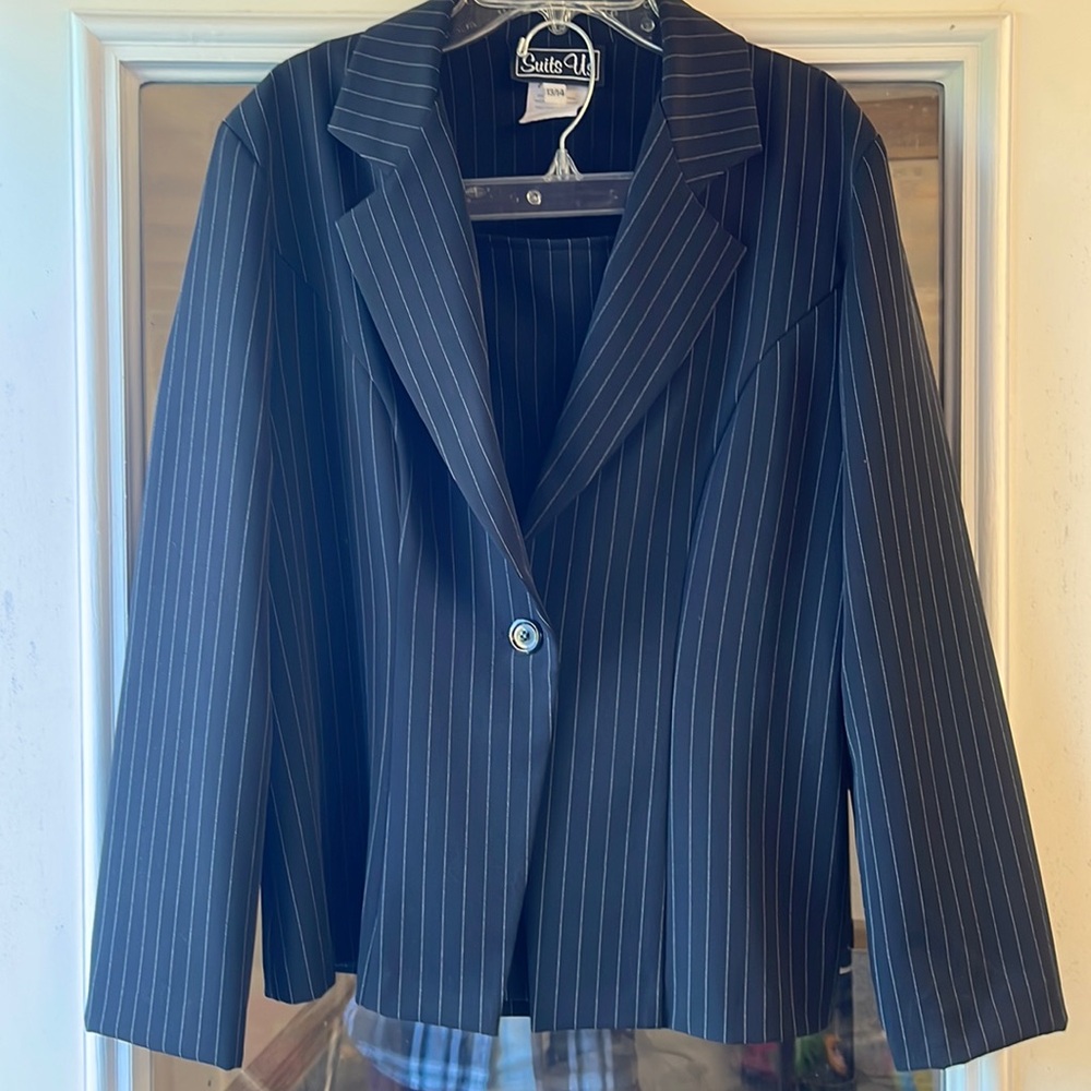 Suits us 13/14 black suit